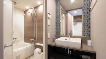 Gratis toiletartikelen, een haardroger, pantoffels, handdoeken