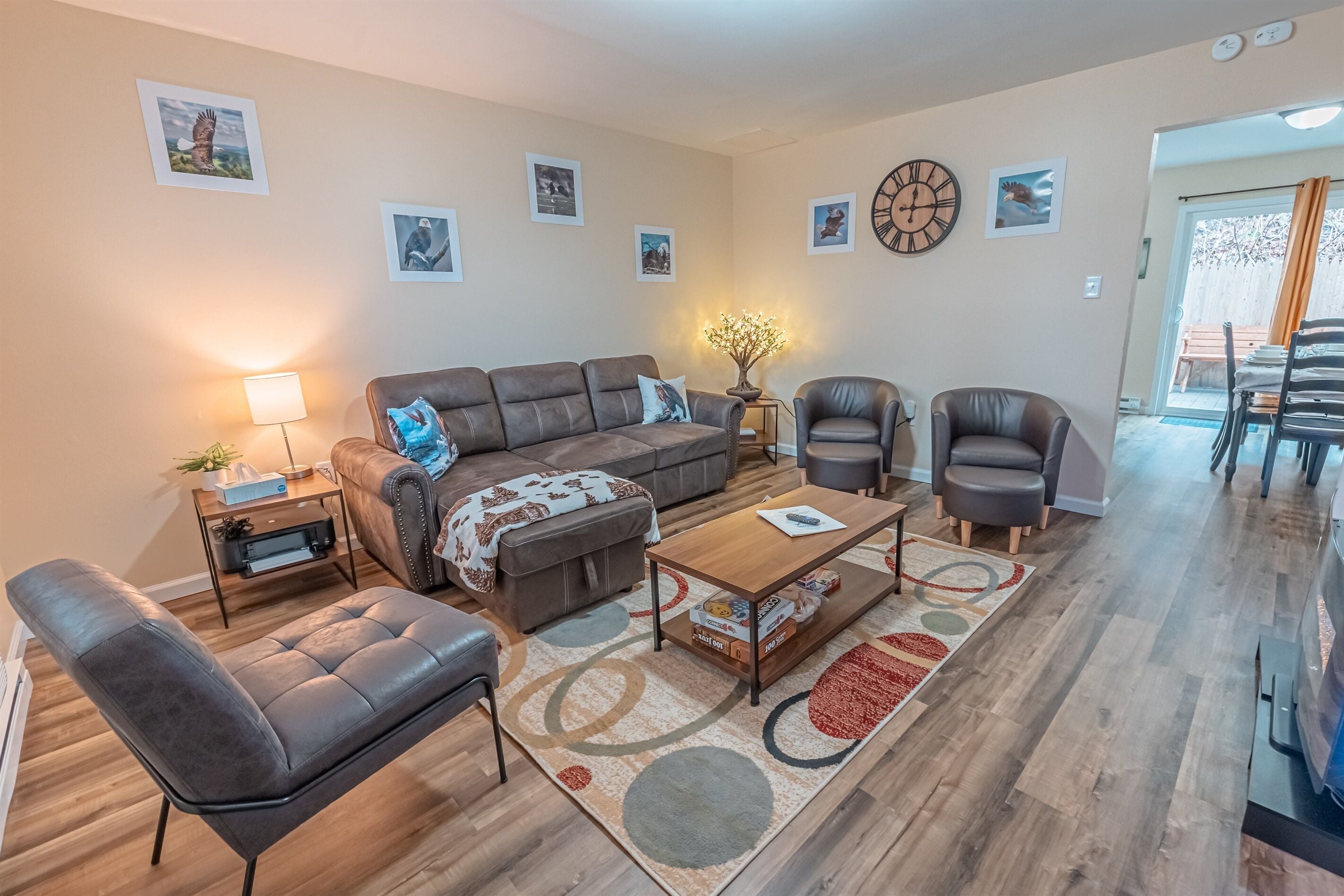 Een smart-tv, een open haard, boeken en een printer