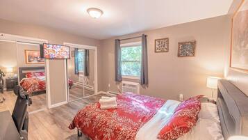 2 chambres, bureau, fer et planche Ă repasser, lit parapluie