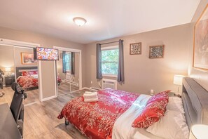 2 slaapkamers, een bureau, een strijkplank/strijkijzer, reisbedje