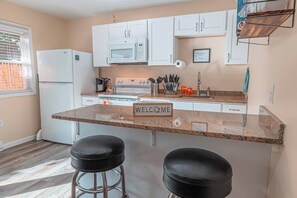 Een koelkast, een microgolfoven, een oven, een kookplaat