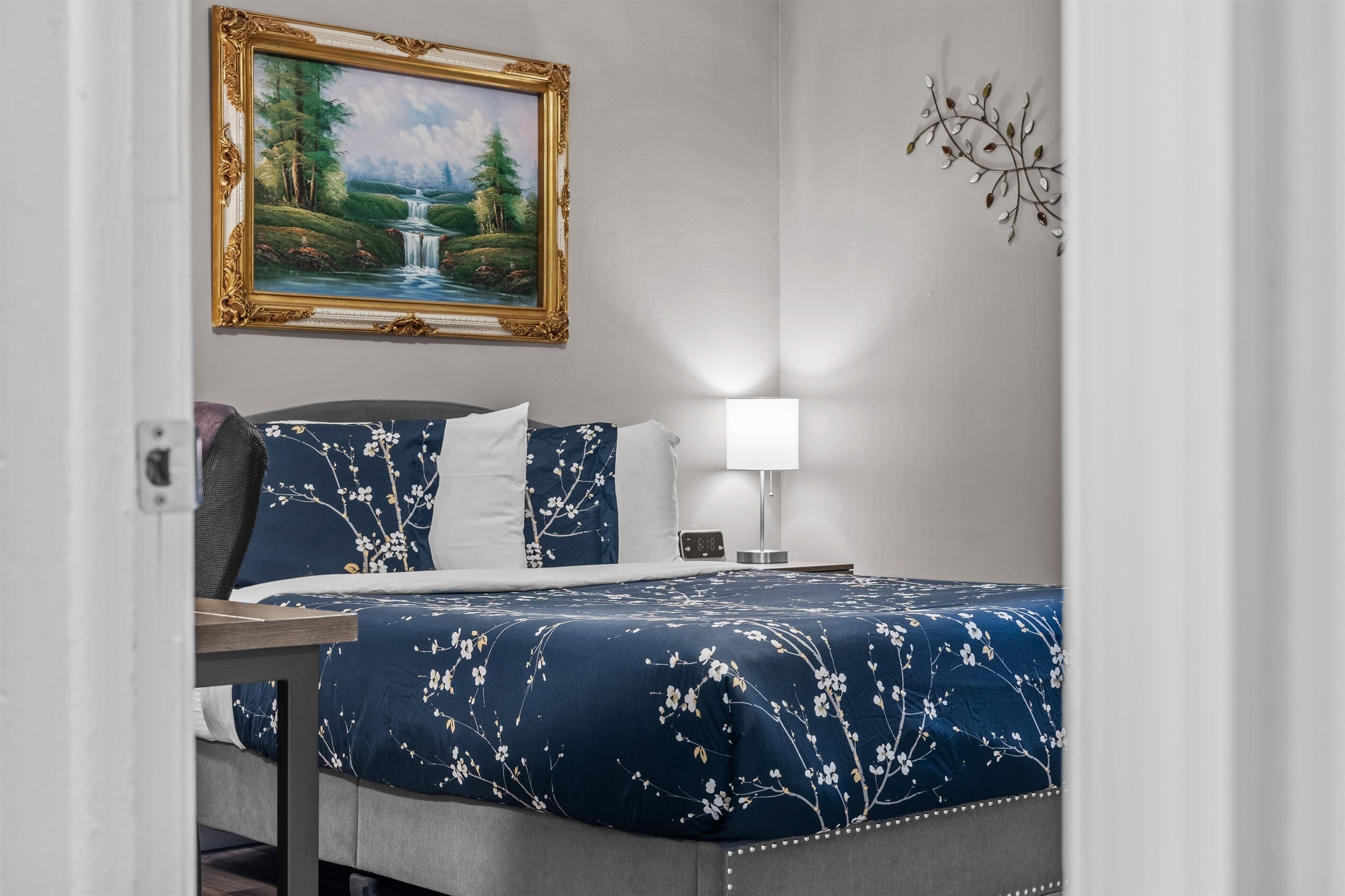 2 habitaciones, escritorio y tabla de planchar con plancha 