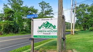 Un panneau d’accueil pour le Green House Manor, situé sur Emerson Road.