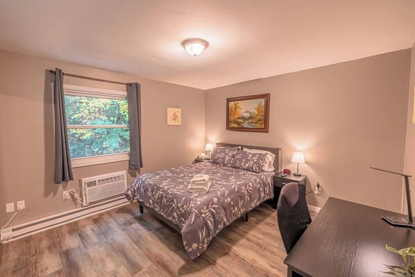 2 bedrooms, desk, iron/ironing board, travel cot