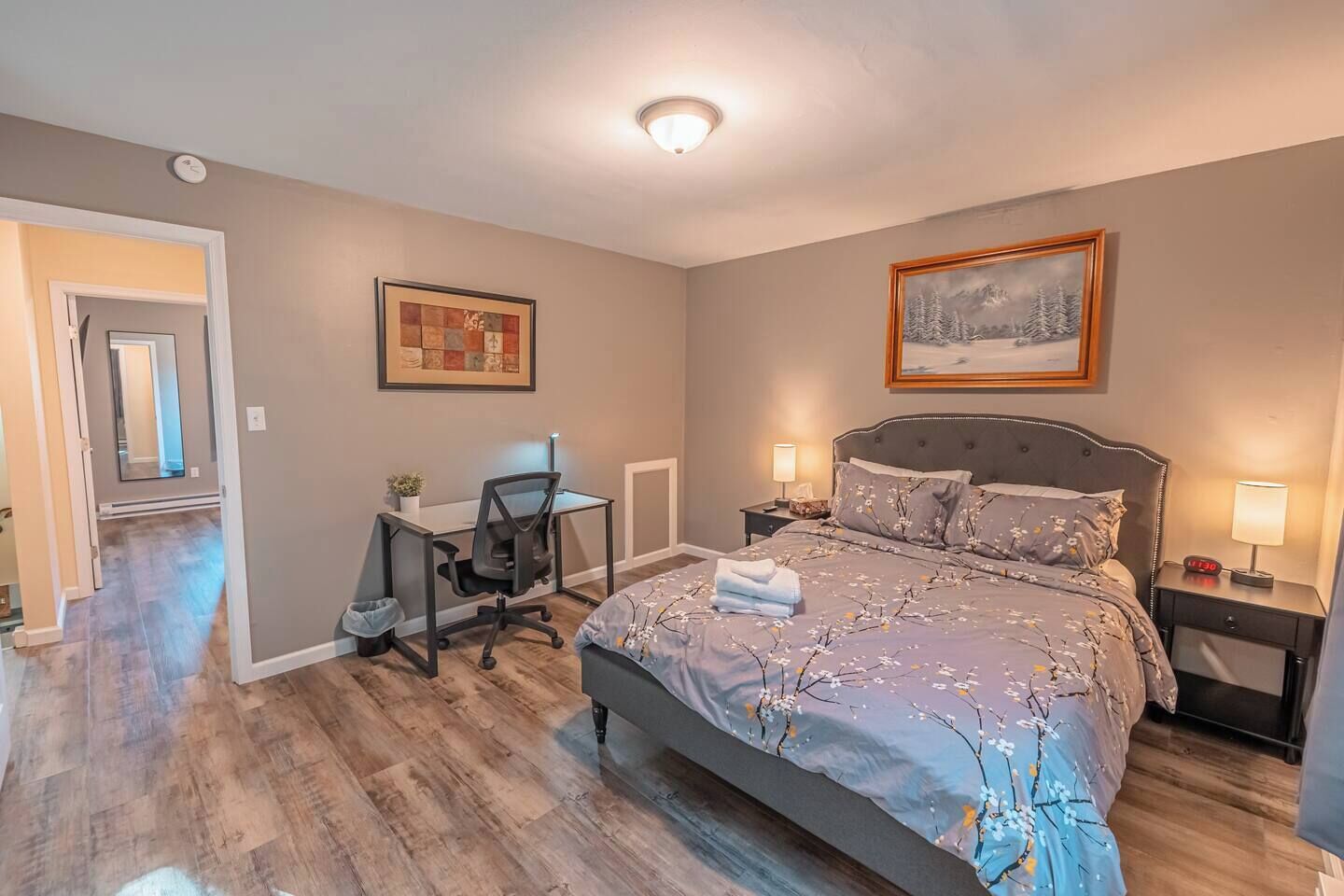 2 sovrum, skrivbord, strykjärn/strykbräda och resesäng