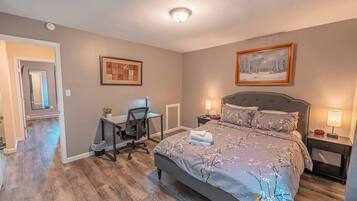 2 sovrum, skrivbord, strykjÀrn/strykbrÀda och resesÀng