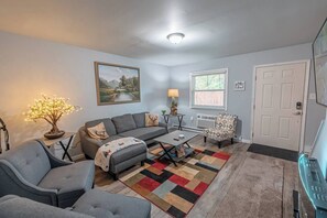 TV connectée, cheminée, livres, imprimantes