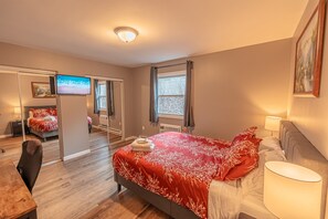 4 habitaciones, escritorio y tabla de planchar con plancha 