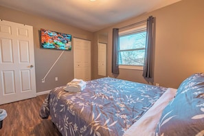 4 bedrooms, desk, iron/ironing board, travel crib