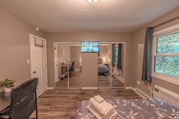 4 bedrooms, desk, iron/ironing board, travel crib