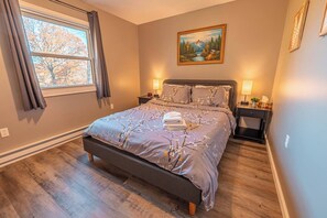 6 bedrooms, desk, iron/ironing board, travel crib