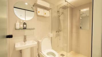 Family Twin Room | Bathroom | Shower, free toiletries, hair dryer, slippers