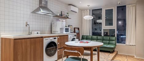 Microondas, hervidor eléctrico, utensilios de cocina y máquina de hielo