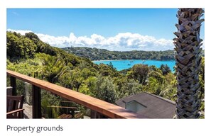 Property grounds - Tawa Street, Oneroa - Blue Sky Retreat - Spa pool (waiheke island)