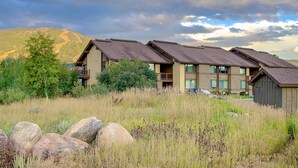 A multi-story building with a flat roof and a small attached structure. - Great Rates and Month Stays Available! Slope Views, Near Mountain/Base/Eat, Spacious with Loft (Steamboat Springs)