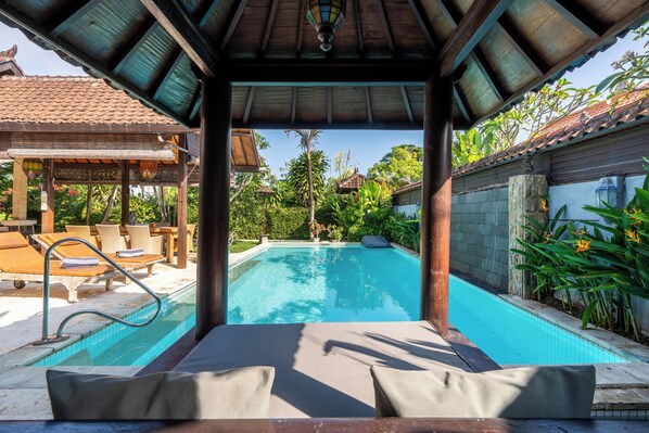 สระว่ายน้ำกลางแจ้ง