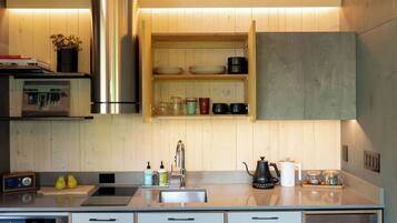 Een koelkast, een microgolfoven, een oven, een kookplaat