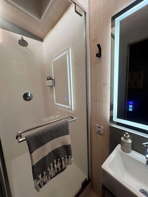 Bruser, miljøvenlige toiletartikler, hårtørrer, håndklæder