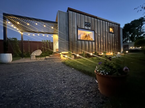 Fantastic Location on Town Square, Luxe Tiny Cabin, 2 Queens, Private Garden