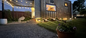 Fantastic Location on Town Square, Luxe Tiny Cabin, 2 Queens, Private Garden