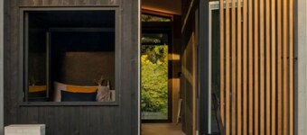 Modern Tiny Cabin Near White Pass Ski. 2 Queen Beds, Best Town Square Location