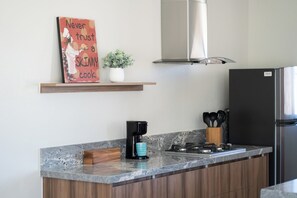 Full-size fridge, stovetop, cookware/dishes/utensils