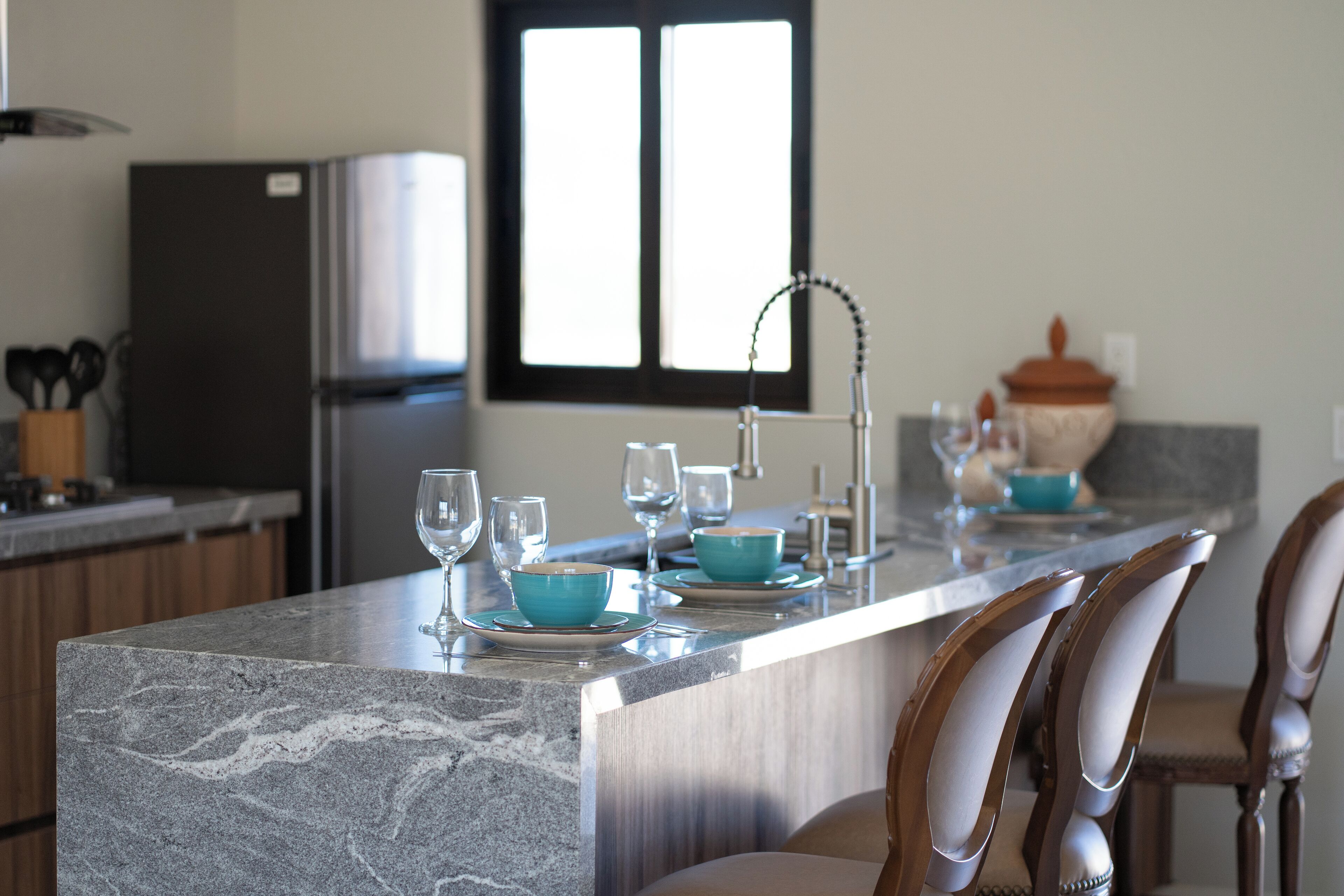 Refrigerador con freezer, placa de cocina, utensilios de cocina