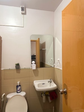 Hair dryer, bidet, towels, soap - City Studio | Self Check-In | Balcony | pool | Netflix | wifi (Cebu city)