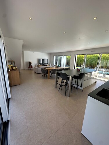 4-bedroom house with pool