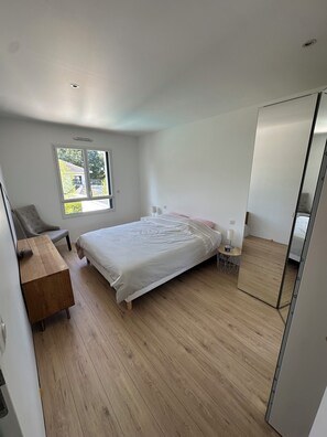 4 bedrooms, iron/ironing board, WiFi, bed sheets