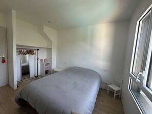 4 habitaciones, tabla de planchar con plancha, wifi y ropa de cama