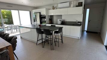 Micro-ondes, four, plaque de cuisson, lave-vaisselle