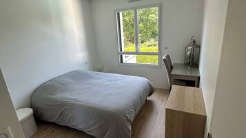 4 slaapkamers, een strijkplank/strijkijzer, wifi, beddengoed