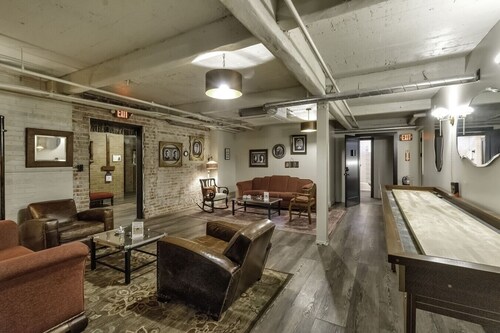 The Pretty Boy Floyd Room @ The Bank