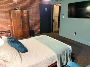 6 bedrooms, iron/ironing board, free WiFi, bed sheets