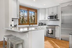 Réfrigérateur, four à micro-ondes, lave-vaisselle, cafetière-théière