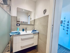 Doccia, asciugacapelli, bidet, asciugamani