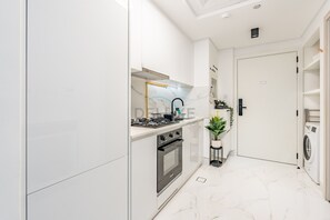 Réfrigérateur, micro-ondes, four, plaque de cuisson