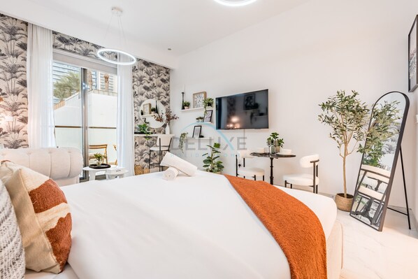 خزنة داخل الغرفة ومكواة/لوح كي وواي فاي مجانًا وملاءات أسرّة