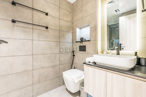Shower, hair dryer, bidet, towels