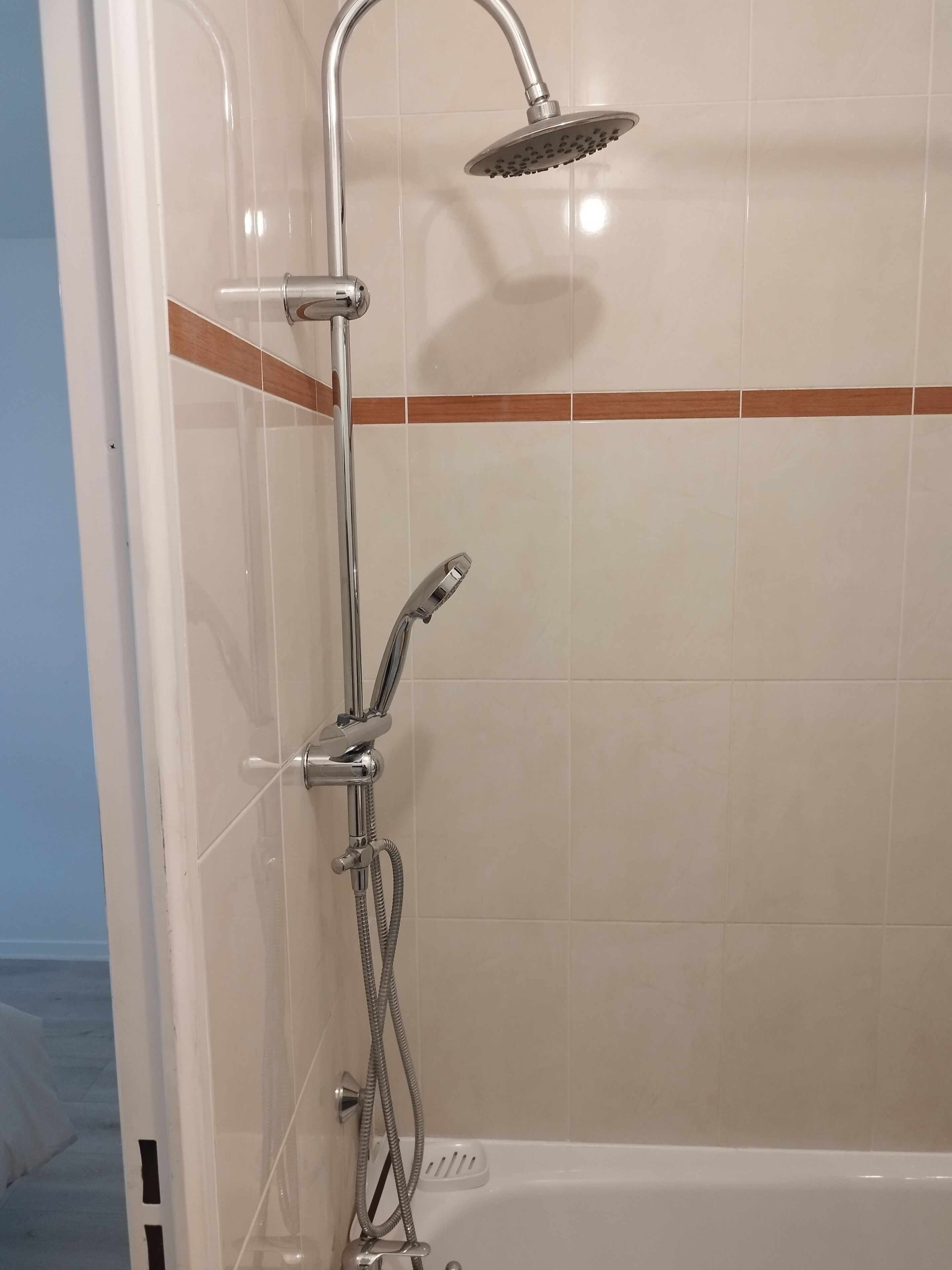 Een haardroger, handdoeken, toiletpapier
