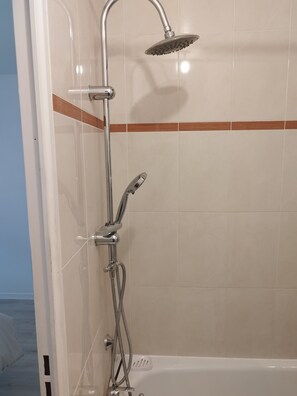 مجففات شعر، مناشف، ورق حمّام