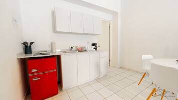 Stovetop, coffee/tea maker, dining tables