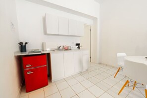 Stovetop, coffee/tea maker, dining tables
