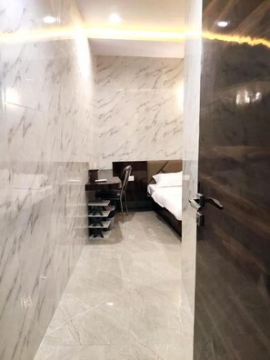 Deluxe Double Room | Blackout drapes, iron/ironing board, free WiFi - Hotel Comfy Inn (Mumbai)