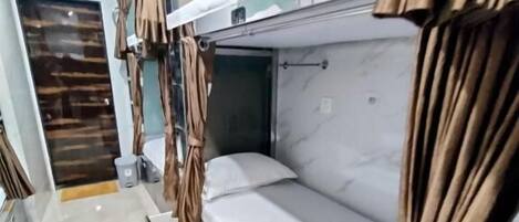 Phòng tập thể Tiêu chuẩn | Màn/rèm cản sáng, bàn ủi/dụng cụ ủi quần áo