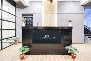 House | Reception - Townhouse De Alphabet Hotel Kukatpally (Hyderabad)