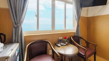 Deluxe Room | Living area | Flat-screen TV