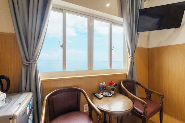 Deluxe Room | Living area | Flat-screen TV