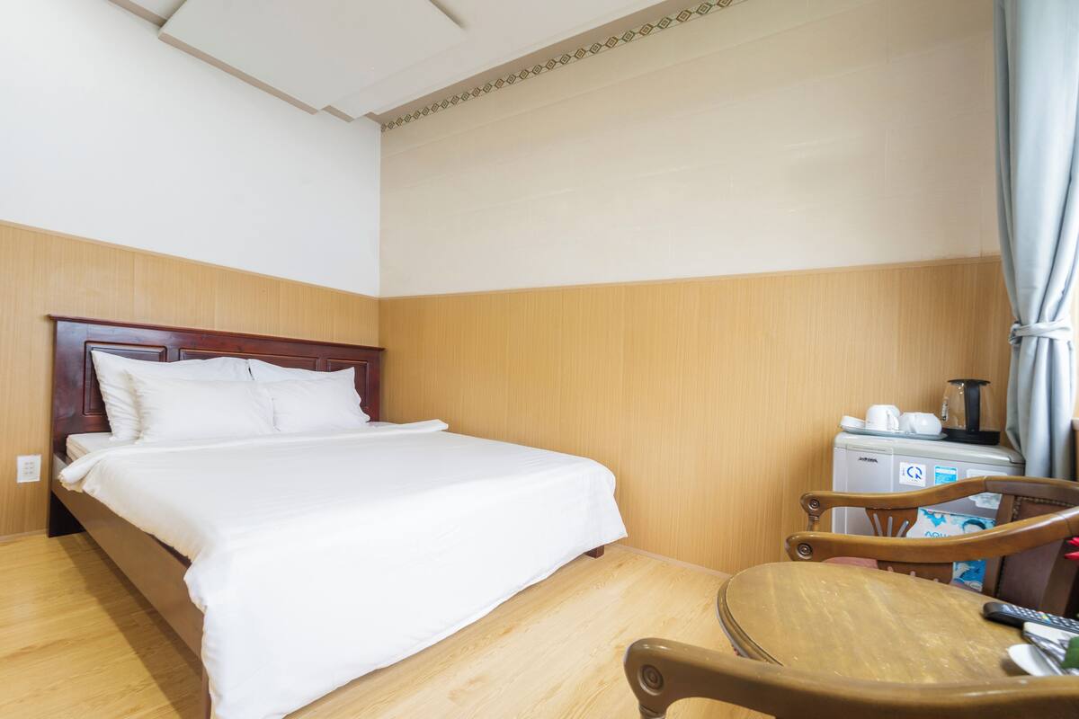 Laptop workspace, soundproofing, free WiFi, bed sheets